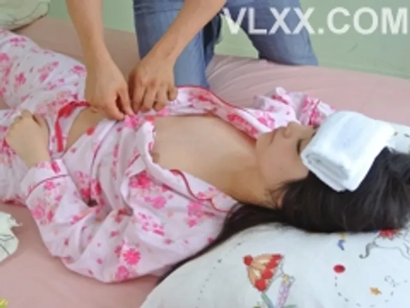 Anh ruột "chăm sóc" tình nhân đang bệnh